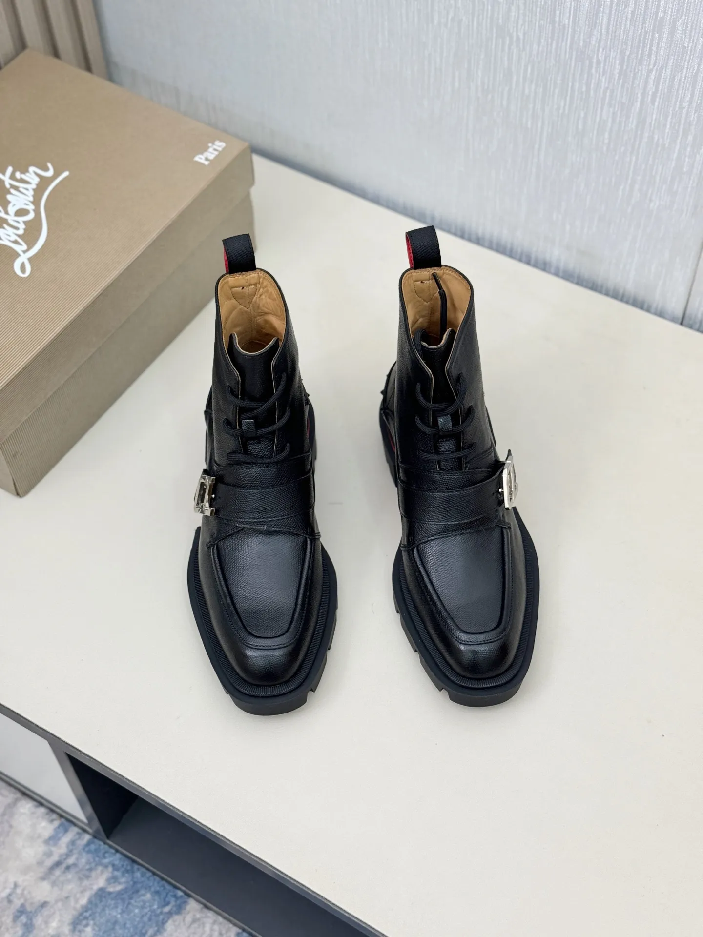 [CL～High-end men’s red-soled shoes] Top P: 940💰. Size: 39-44 (38.45.46 can be customized) 🆑Top original purchase agent Imported open-edge bead fabric and water-dyed cowhide inside 🉑️ Imported TPU rubber sole, wear-resistant and non-slip, full of European style.